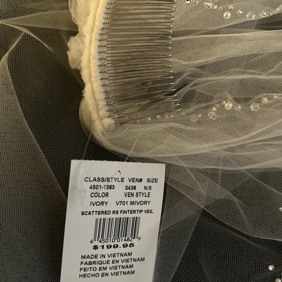 David’s Bridal, never worn, brand, new, sparkle veil - Picture 3 of 4